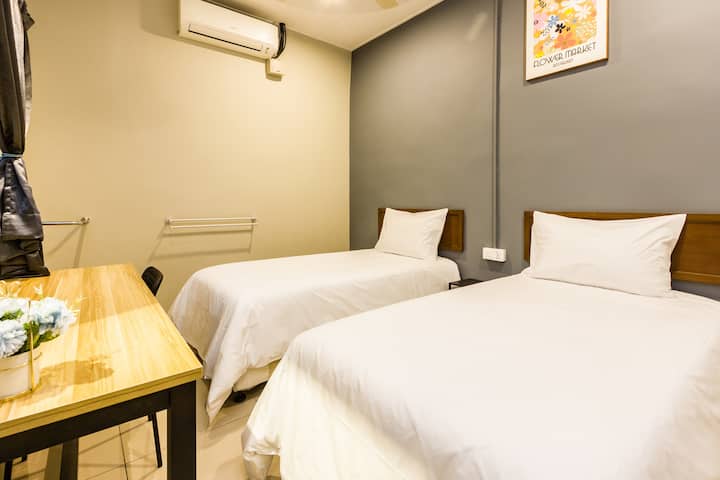 ห้องนอน | เครื่องปรับอากาศ | โต๊ะอ่านหนังสือ | หน้าต่าง | ม่านบังแสง | ไม้แขวนเสื้อ