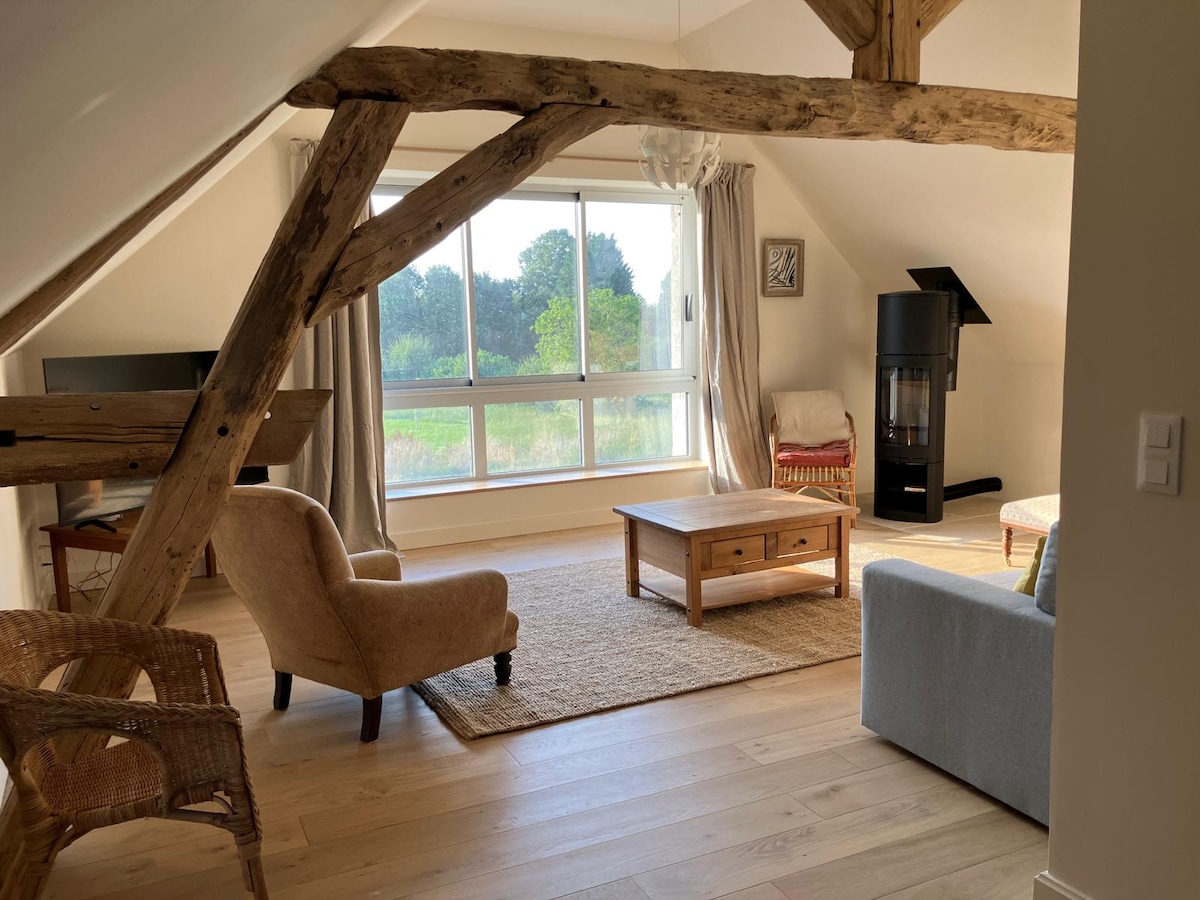 Sebule ya ghorofani iliyo na dirisha kubwa la picha linaloangalia jua