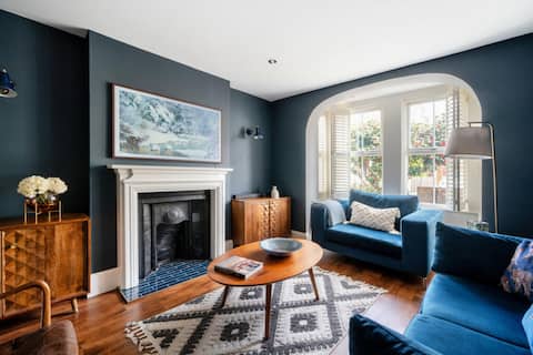 Top performing Airbnb: Stylish and comfy 5 bedroom house in Farnborough in Rushmoor