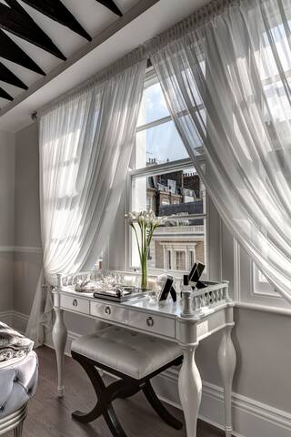 Beautiful & Unique Private Home gallery image 4