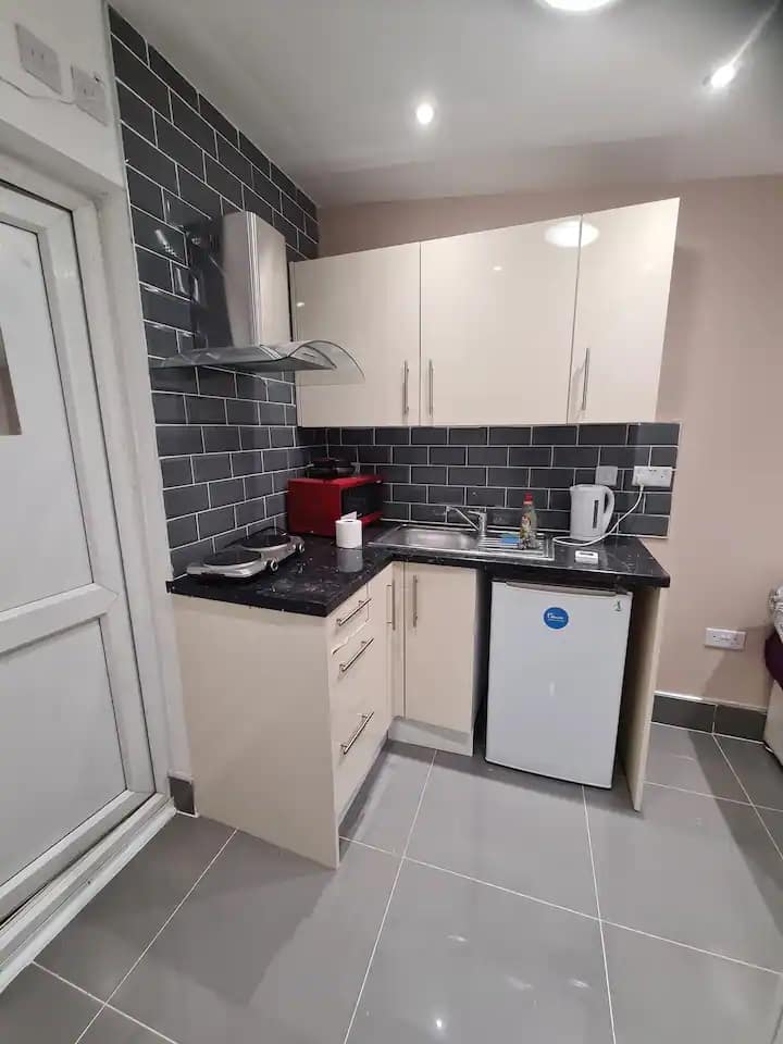 Modern Studio Flat - Parking | Heathrow | London - 루즐립