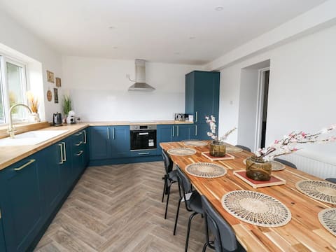 Harp cottage, heart of Brecon.Recently Refurbished