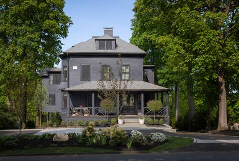 LUXE Manor - close to Boston with incredible yard!