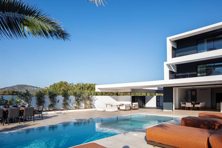 Nuera I: Modern 5BR Villa, 300m from the Beach gallery image 3
