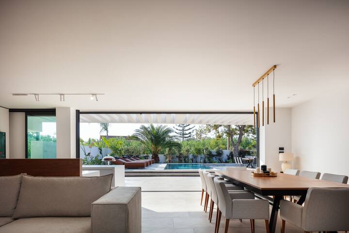 Nuera I: Modern 5BR Villa, 300m from the Beach gallery image 5