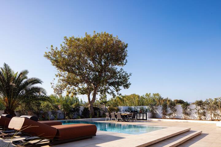 Nuera I: Modern 5BR Villa, 300m from the Beach gallery image 2