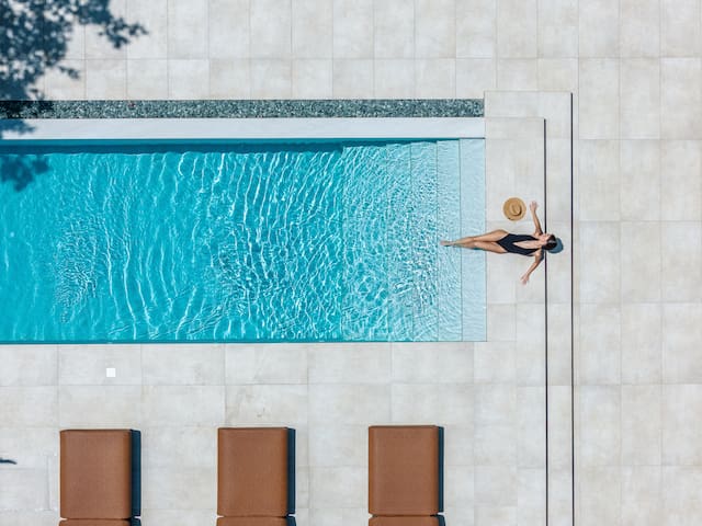 Nuera I: Modern 5BR Villa, 300m from the Beach