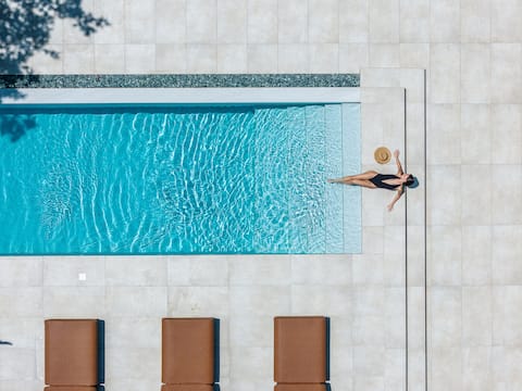 Nuera I: Modern 5BR Villa, 300m from the Beach