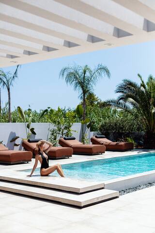 Nuera I: Modern 5BR Villa, 300m from the Beach gallery image 4