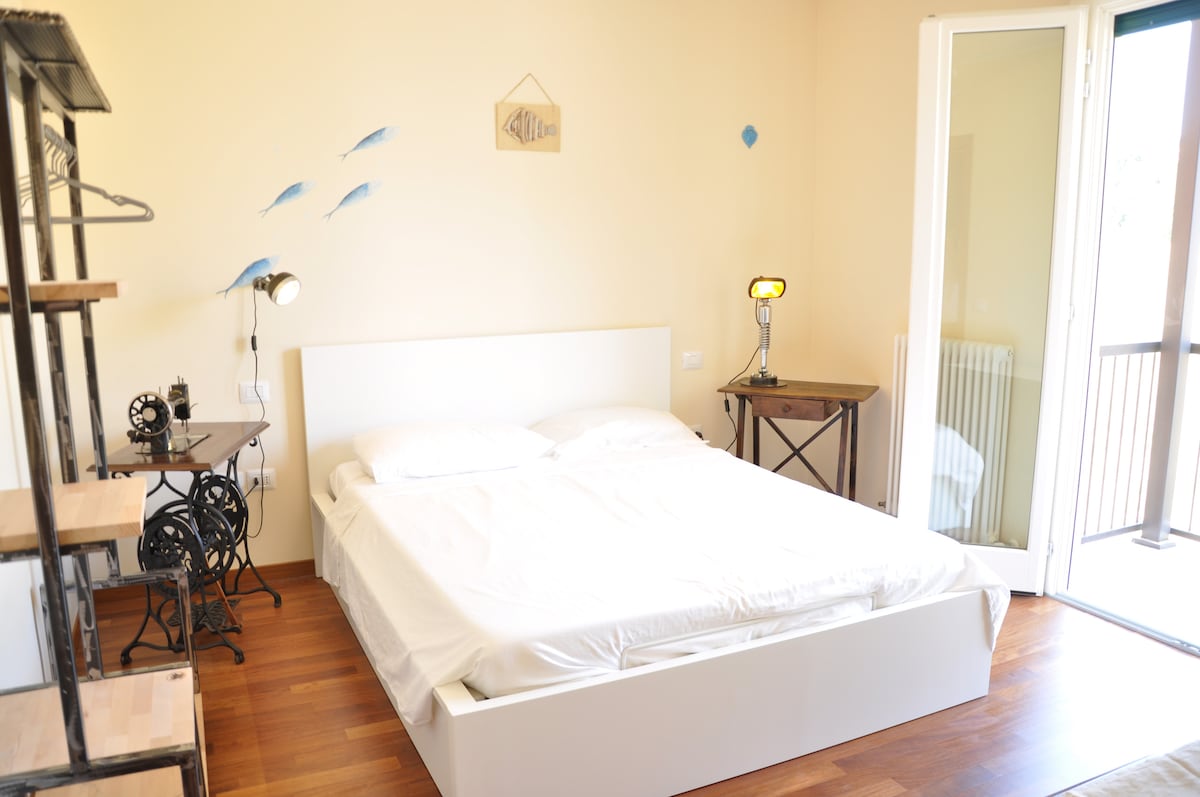 ที่พักมีเตียงควีนไซส์ 2 เตียงและรองรับได้ 4 คนอย่างสะดวกสบาย