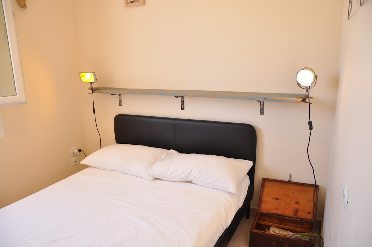 ที่พักมีเตียงควีนไซส์ 2 เตียงและรองรับได้ 4 คนอย่างสะดวกสบาย