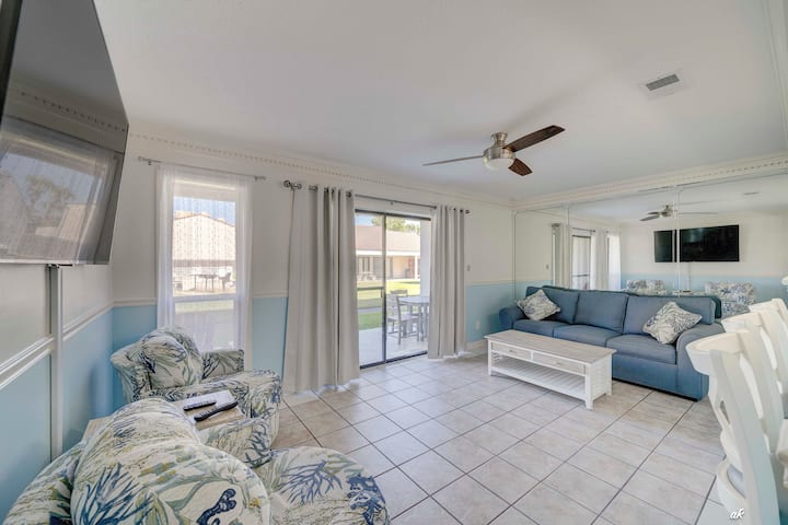 لاحظ الأريكة الناعمة بحجم سرير الكوين!  جميع الأثاث والمفروشات لدينا جديدة حيث أكملنا للتو إعادة تصميم كاملة.  يقع حمام السباحة والحوض الساخن على بعد 50 قدمًا فقط من الأبواب الزجاجية المنزلقة.  