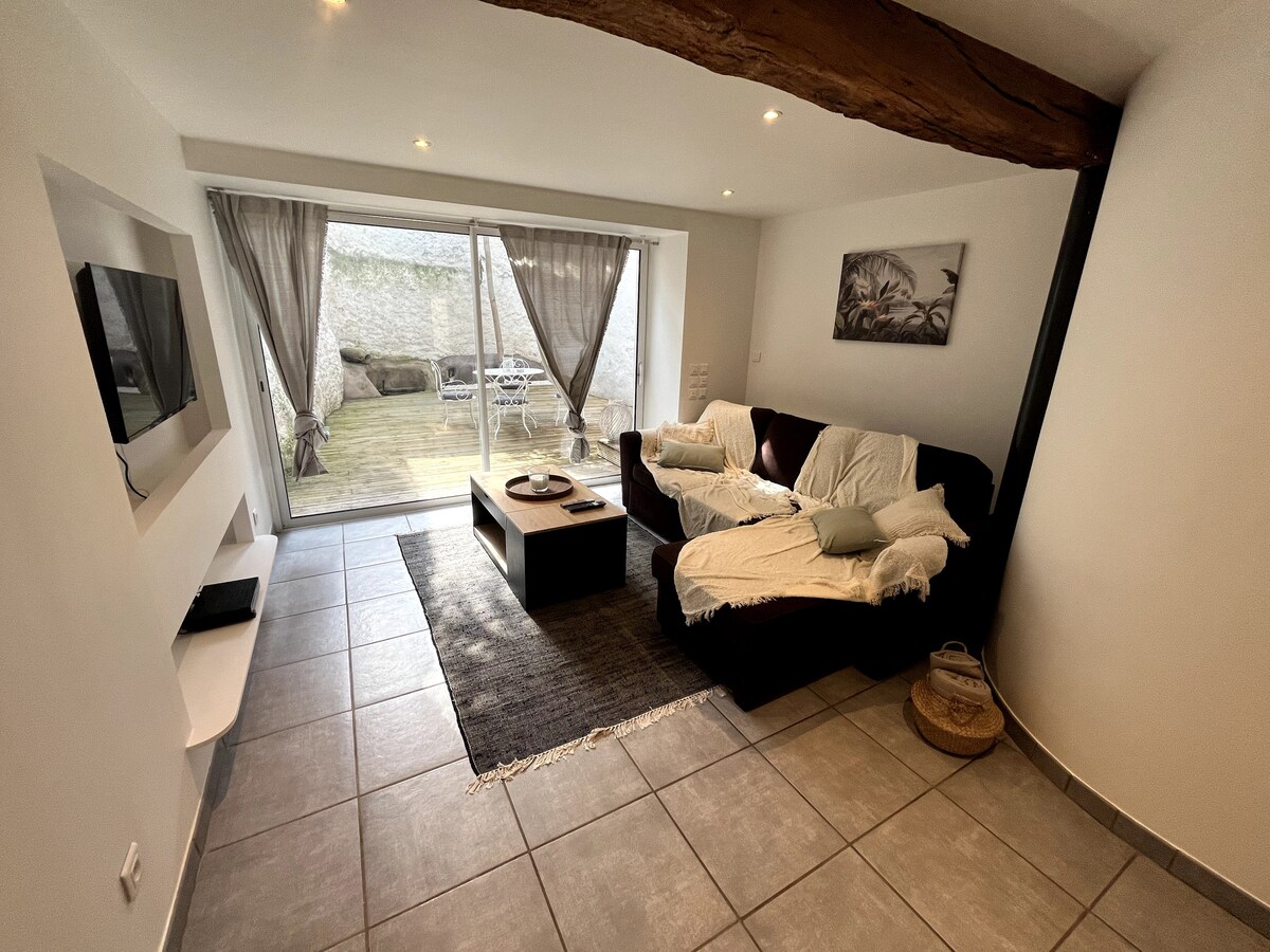 Top Airbnb: Charming 3-bedroom apartment with courtyard (downtown) a Roanne