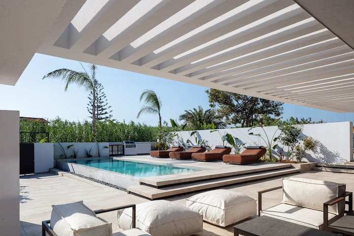 Nuera II: Modern 4BR Villa, 300m from the Beach gallery image 2