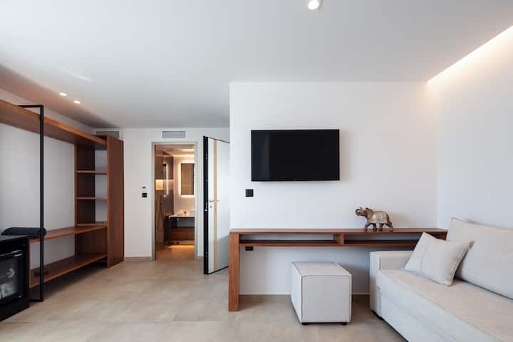 Deze slaapkamer beschikt over een kingsize bed (1,80 x 2,00), een open kast, een 43-inch tv, een minikoelkast en een eigen badkamer met een staande douche.