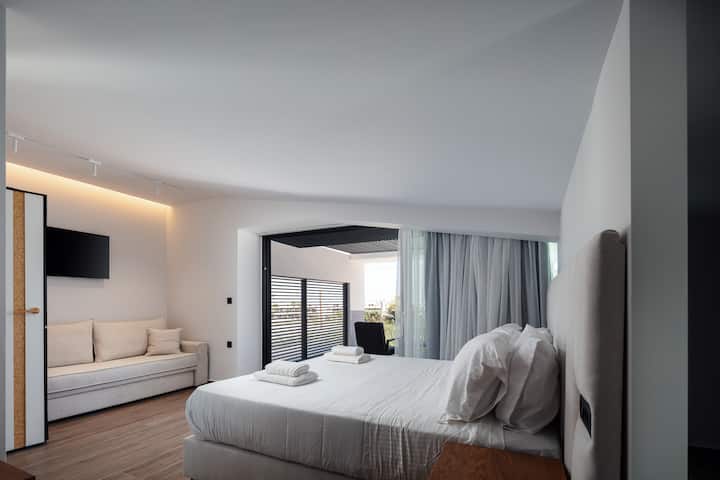 Deze slaapkamer beschikt over een kingsize bed (1,80 x 2,00), een inloopkast, een 43-inch tv, een minikoelkast en een eigen badkamer met een staande douche. Ook een eigen balkon met uitzicht op het serene uitzicht op het natuurlijke landschap.