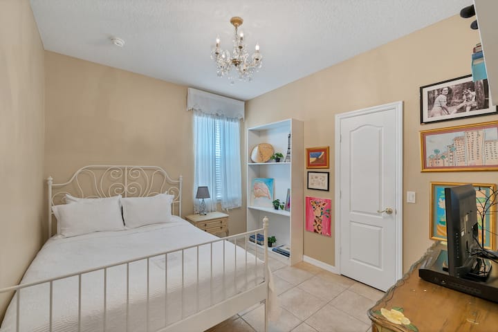 View bedroom 2. Night  table Lamp  Touch  with USB C+A, 3 Way Dimmable.