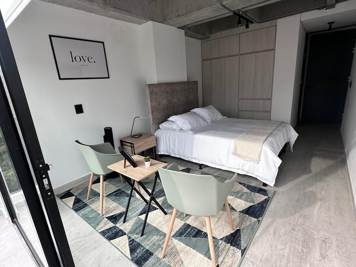 Toto je priestranná  hlavná izba s vlastnou kúpeľňou, konferenčným stolíkom, ventilátorom a nádherným výhľadom z vlastného balkóna.