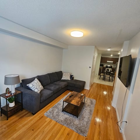 Top Airbnb: Spacious Private 2 Floor Suite w/Full Kitchen in Humber River—Black Creek
