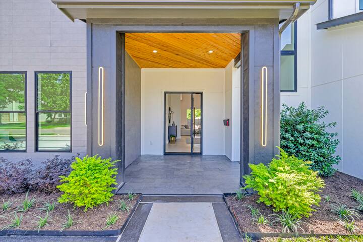 Pool / Jacuzzi / 5-bedroom Luxurious house gallery image 4