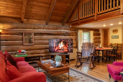 Cabin w/ Hot Tub - Pet Friendly!