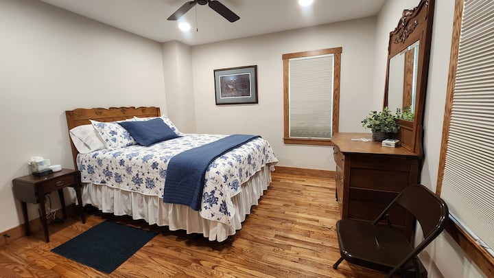 Spálňa na prízemí s pohodlnou manželskou posteľou a starožitným nábytkom.  