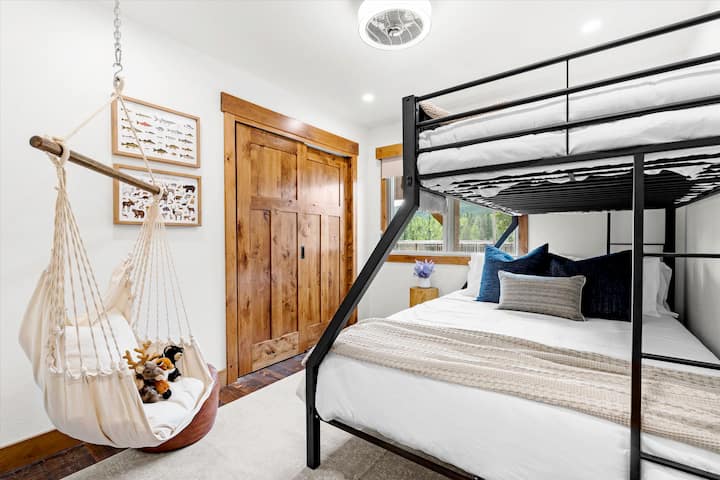 تحتوي الغرفة ذات الطابقين على سرير مزدوج بطابقين بحجم كوين. يحب البالغون والأطفال على حد سواء الاستمتاع بأرجوحة الكرسي! تحجب ظلال نوافذ التعتيم كمية كبيرة من الضوء للقيلولة ووقت النوم.