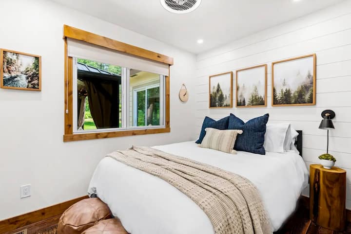 تتميز غرفة النوم المريحة هذه بسرير متوسط الحجم بحجم كوين وظلال سوداء تحجب كمية كبيرة من الضوء في المساء.