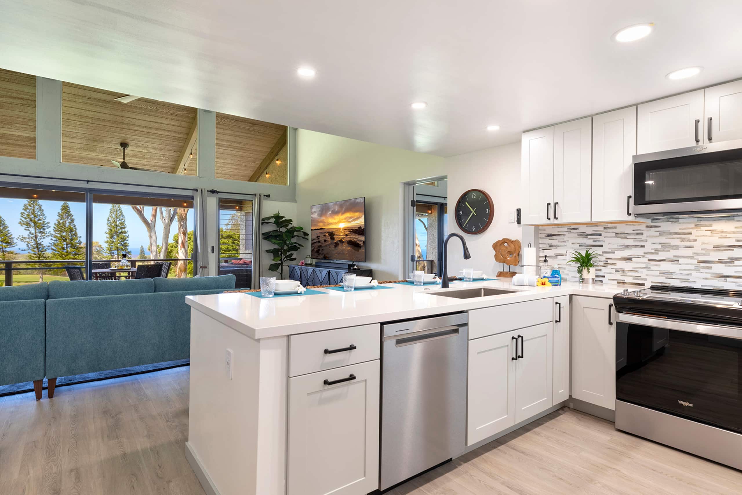 Sweeping Views - Spacious 3 Bds! - Photo 10