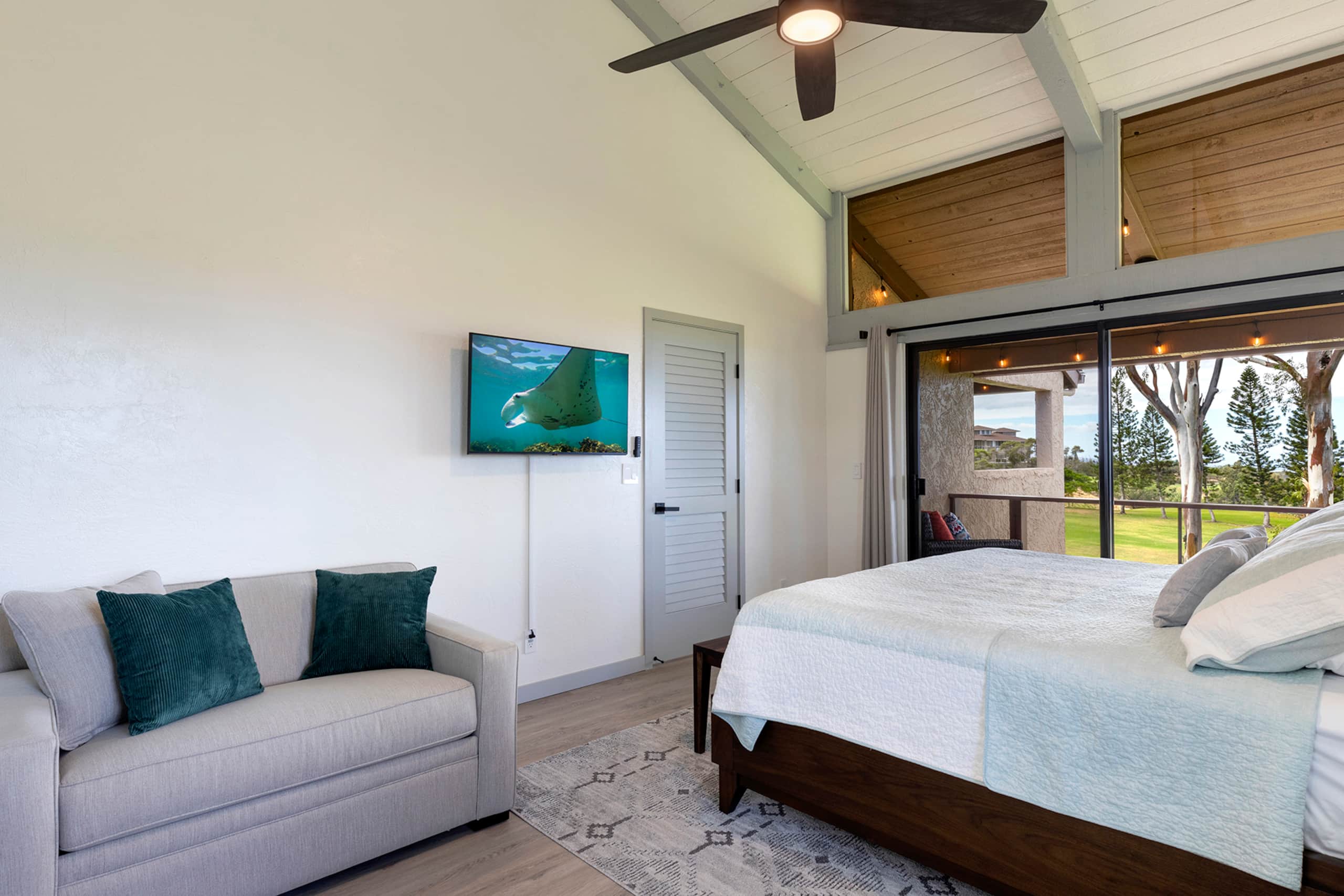 Sweeping Views - Spacious 3 Bds! - Photo 18
