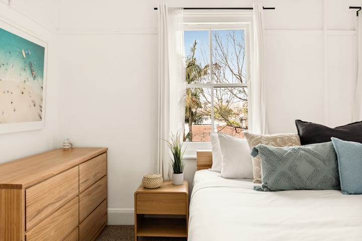 Bedroom 1 image 2