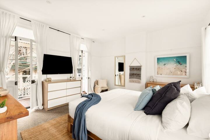 Bedroom 1 image 4