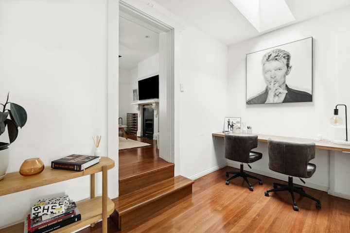Perfect for work and relaxation, featuring a dedicated office space seamlessly connected to the cozy living area. Ideal for both business and leisure travellers, offering a unique blend of comfort and convenience in the heart of the city.