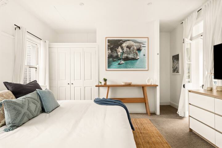 Bedroom 1 image 6