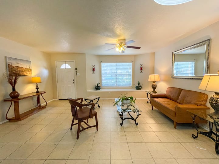 San Antonio Home | Only 10 Min From Seaworld - Helotes, TX
