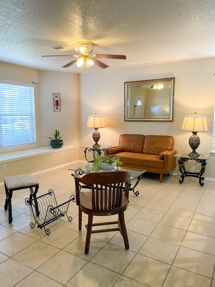 San Antonio Home | Only 10 Min From Seaworld - Helotes, TX