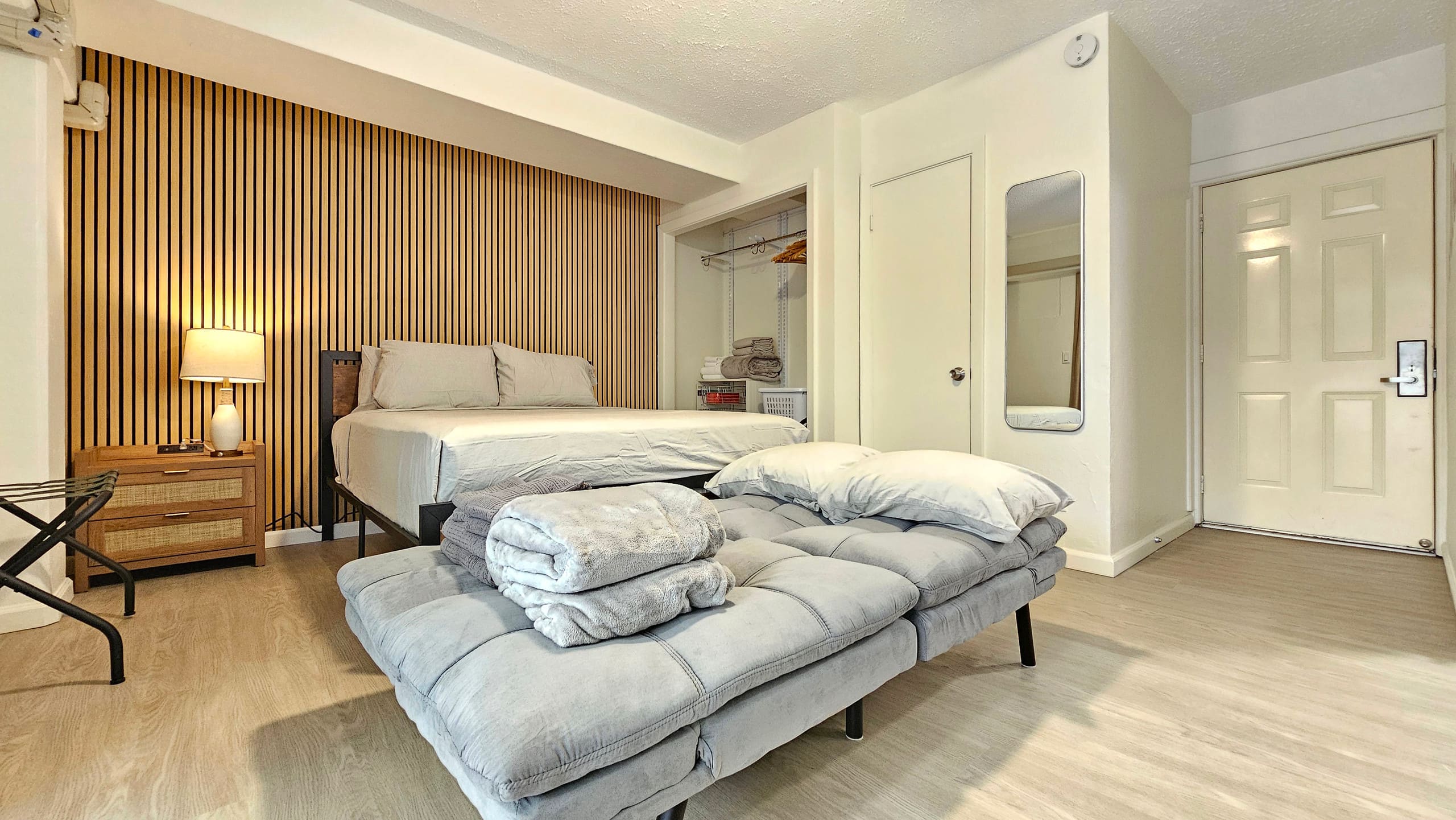 2412 PE St 203 Queen Bed, Futon, Kitchen, Lanai - Photo 2