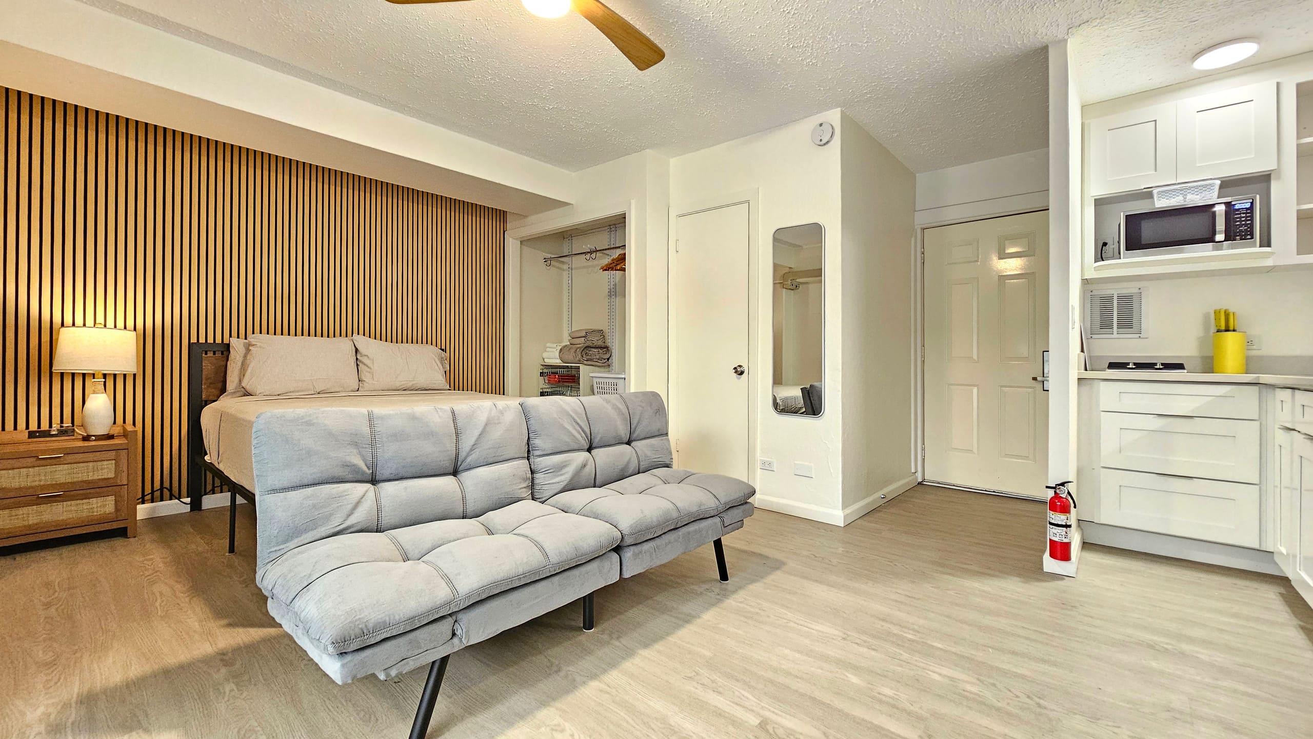 2412 PE St 203 Queen Bed, Futon, Kitchen, Lanai - Photo 4
