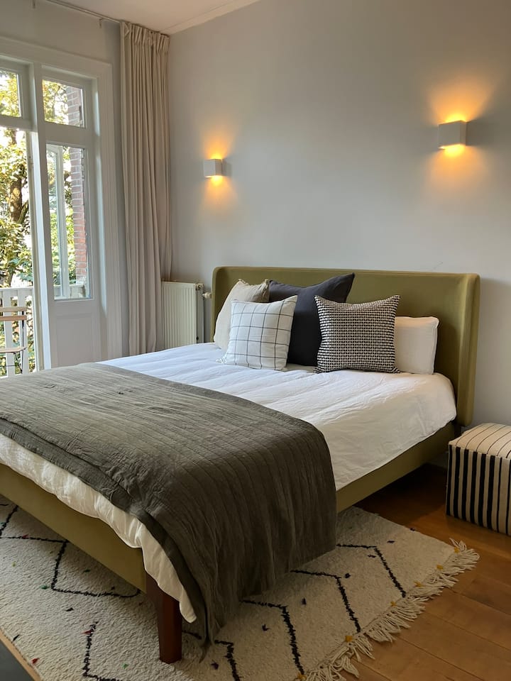 King size-sängen (180x200 cm) lovar en bekväm natts sömn.