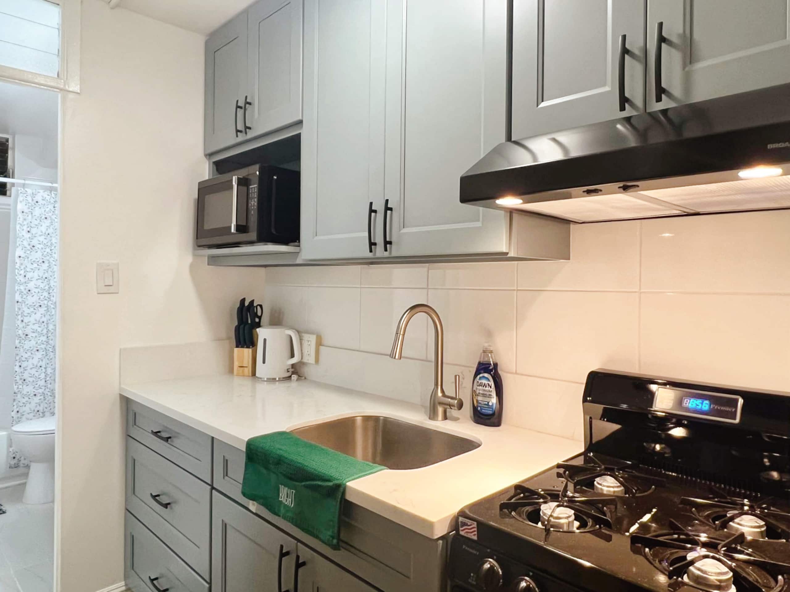 Newly Renovated Apt in Waikiki-Free Parking - Image 9