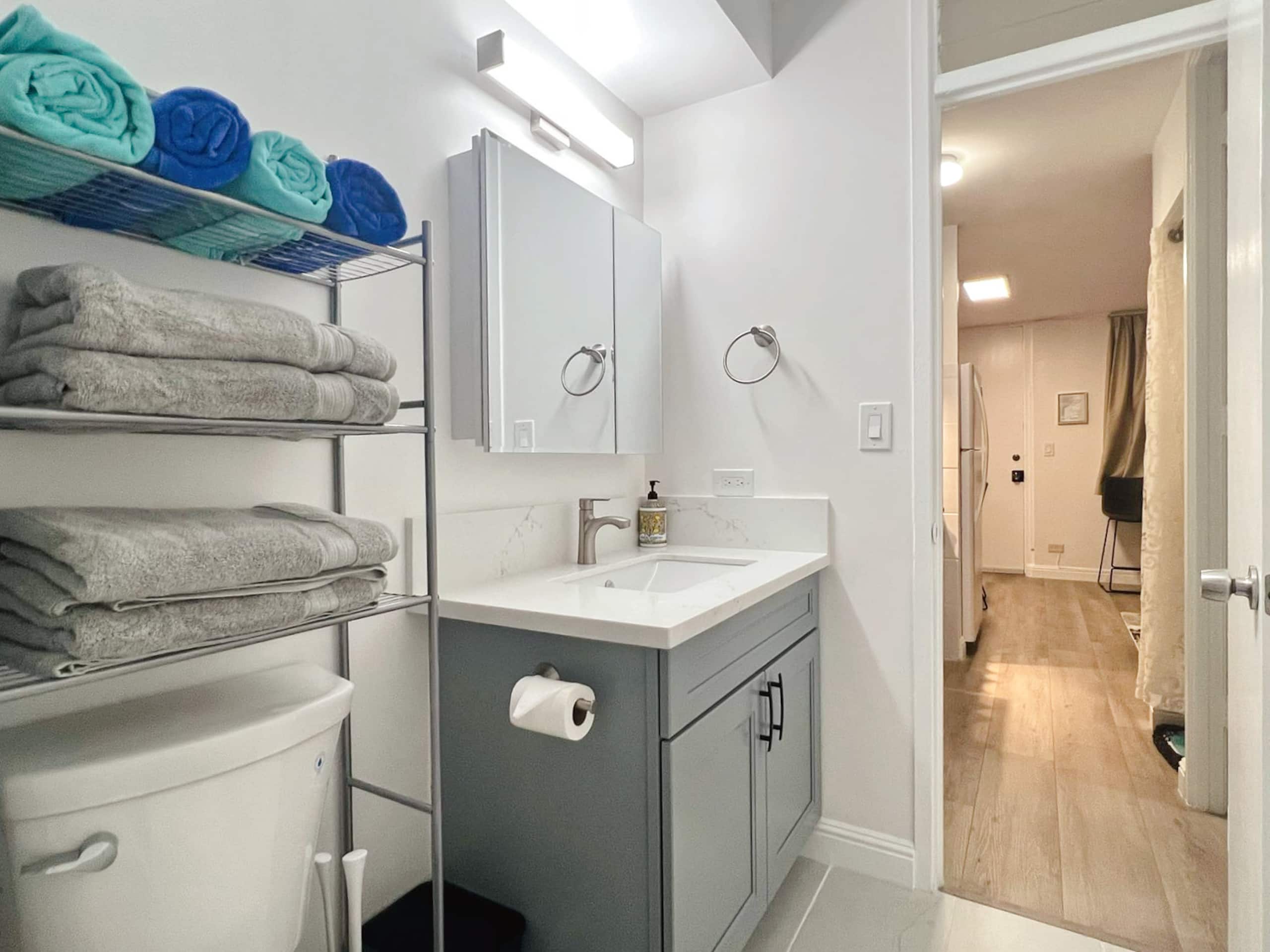 Newly Renovated Apt in Waikiki-Free Parking - Image 18