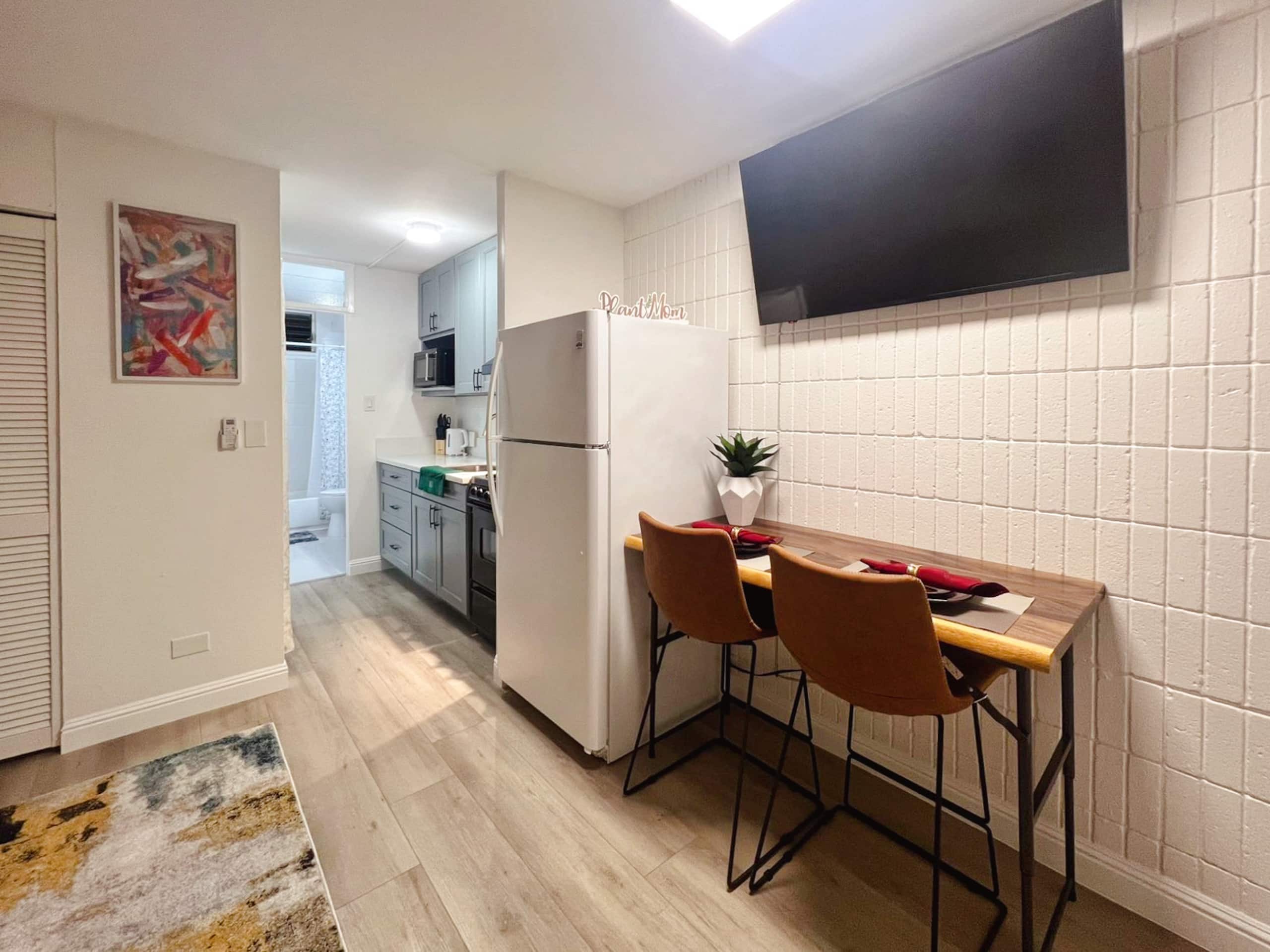Newly Renovated Apt in Waikiki-Free Parking - Image 14