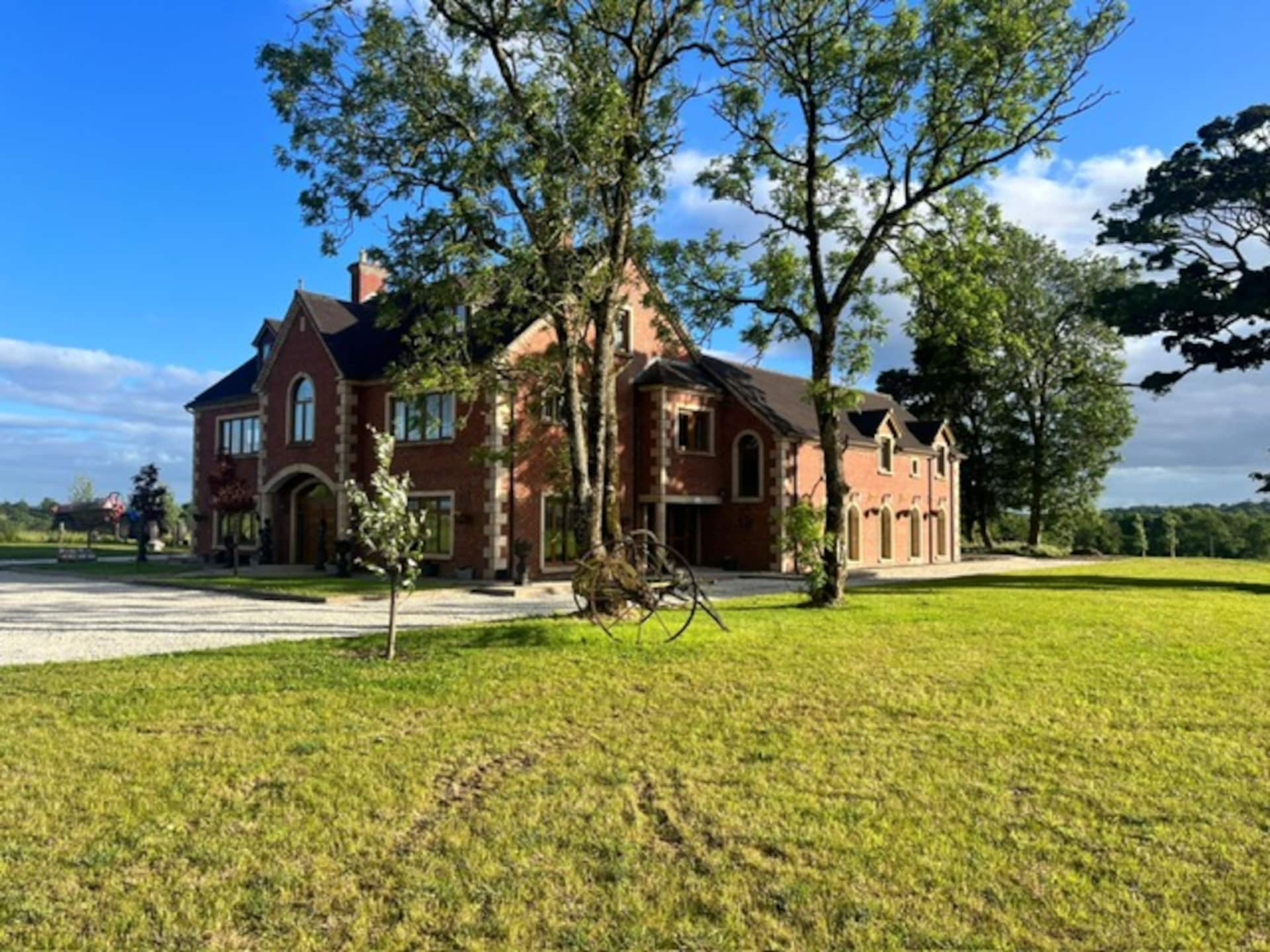 Tara Manor - Sleeps 26 - Hot tub, bar & parties.