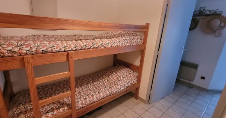 Rincón de noche
2 literas (80 cm)
La litera superior no es adecuada para menores de 6 años.