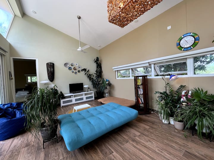 "Descubre la sala de estar de Jain Farms, una elegante granja a solo 45 minutos de Bangalore. Adopta la naturaleza con un diseño de tendencia y conectividad completa a Internet, ideal para trabajar desde casa. Disfruta de una escapada tranquila y verde sin sacrificar las comodidades modernas ”.