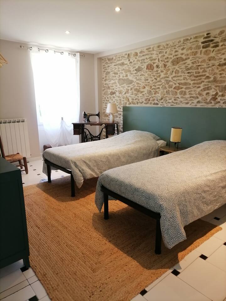 160张床可分为两张80厘米的小床、63x63厘米的枕头、150x200厘米的羽绒被。 