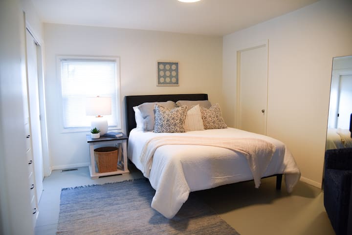 Située au niveau principal, cette chambre avec un lit queen + grand placard vous donne un accès direct au salon + salle de bain complète.
