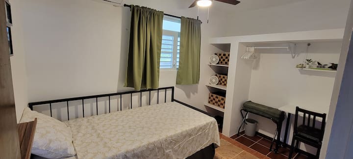 מיטת יום אחת ומיטת טרנדל זוגית מתחתיה.  אידיאלי למבוגר אחד או שניים או לשני ילדים/בני נוער שלא אכפת להם להתכרבל בחדר קטן.  הסלים אידיאליים לאחסון בגדים מסוימים.  תרגישו חופשי לאחסן את המזוודות שלכם במדף העליון של הארון.  