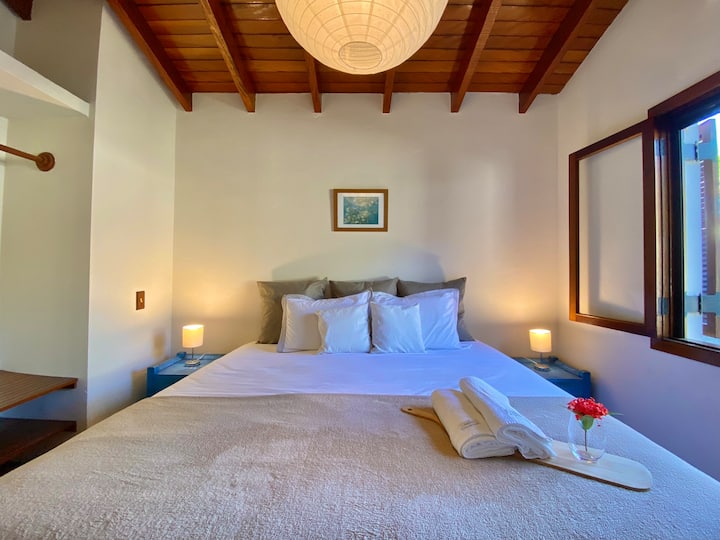 Glavni apartman u iznimno prozračenoj i udobnoj spavaćoj sobi s bračnim krevetom i klima-uređajem koji je hladan/vruć