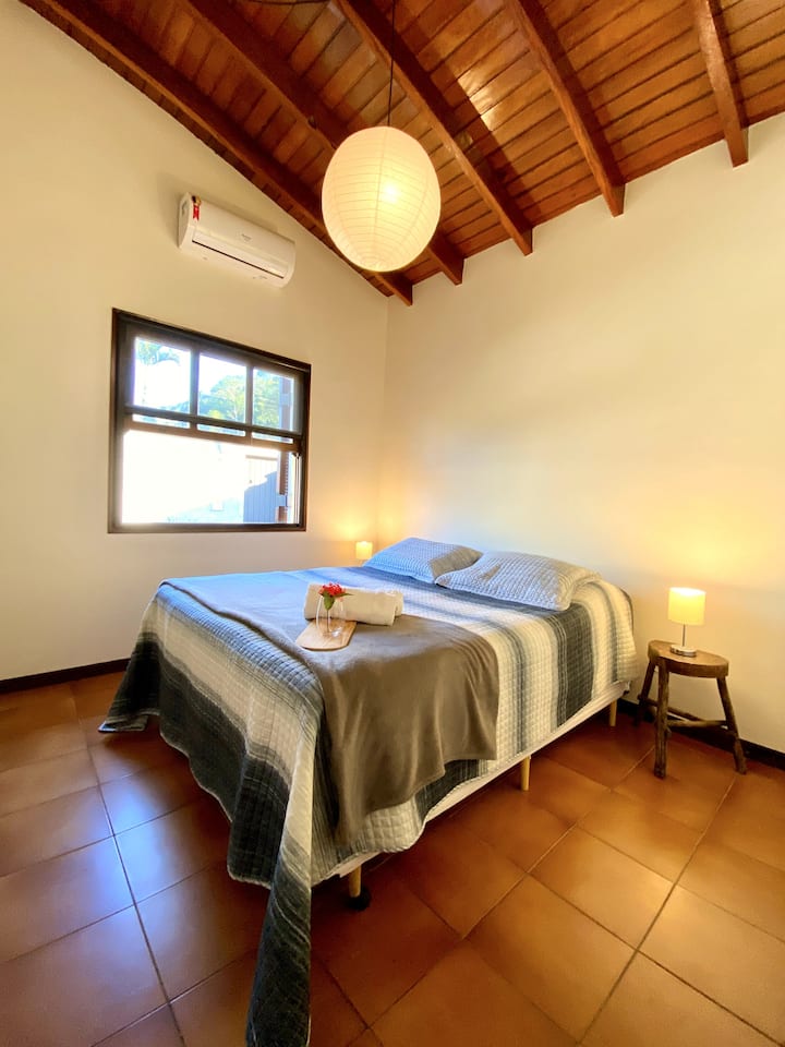 Apartman  s bračnim krevetom, iznimno udoban i podijeljen s klima-uređajem koji je hladan/vruć.